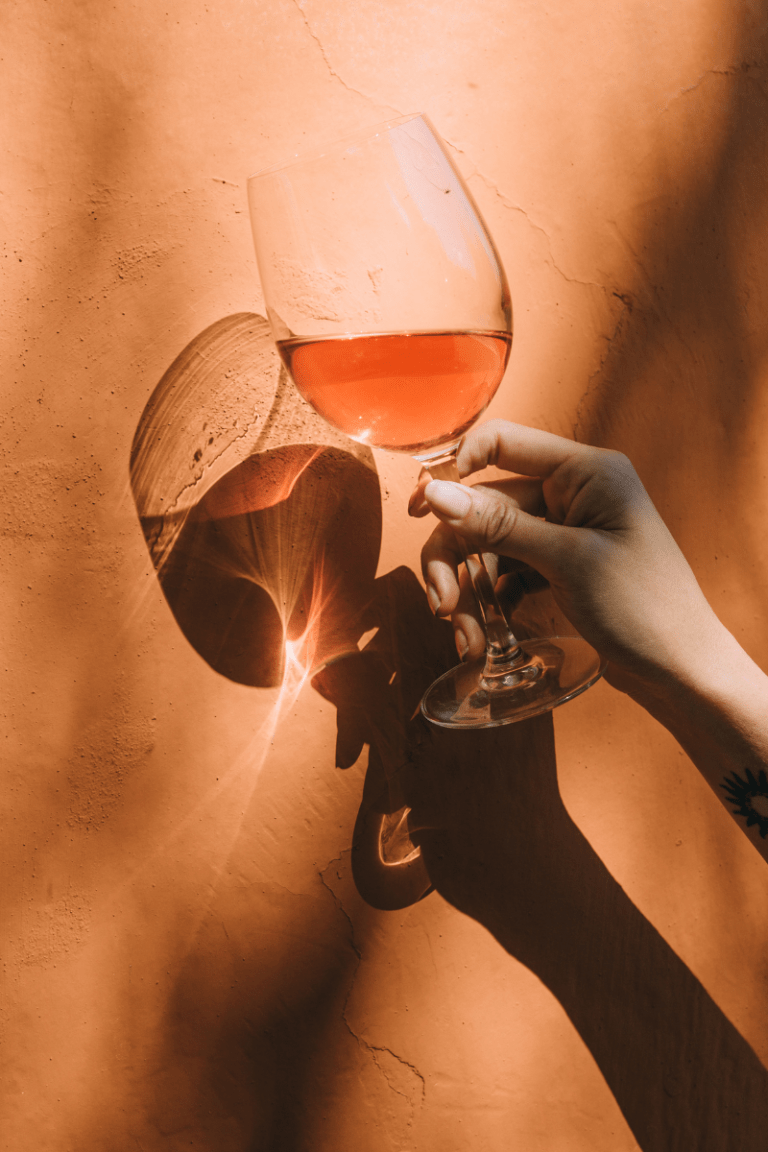 coger una copa de vino