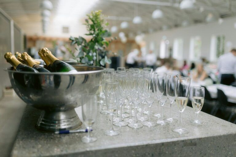 Copa de vino espumoso servida en una mesa preparada para una cata
