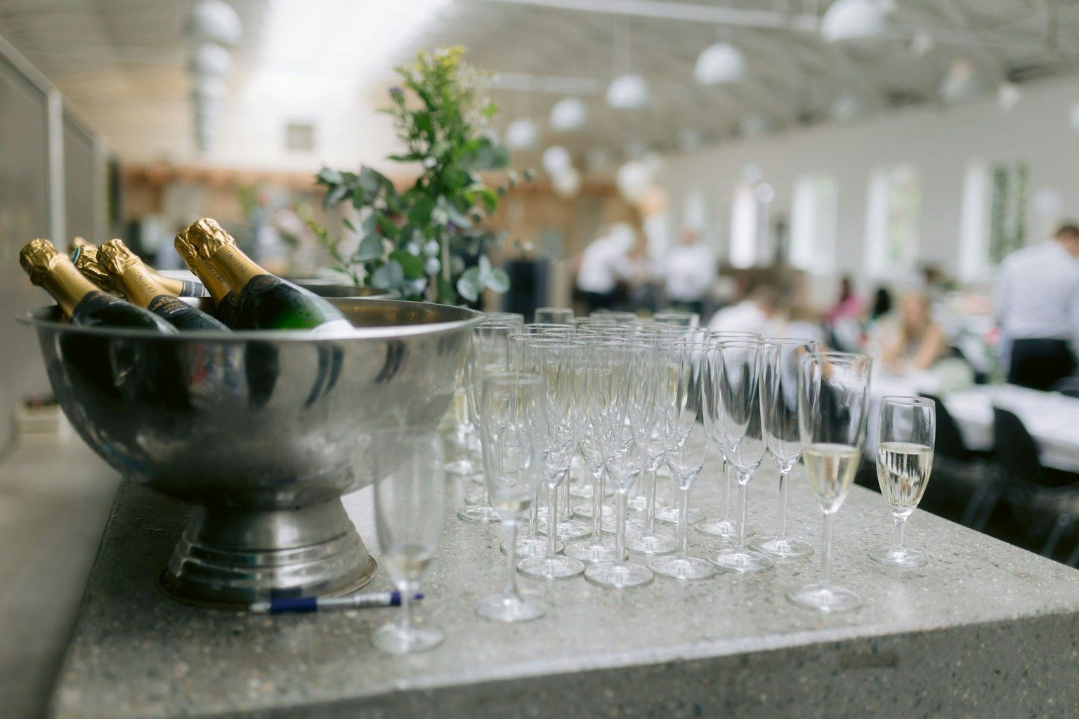 Copa de vino espumoso servida en una mesa preparada para una cata